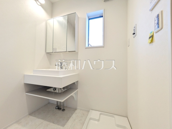 1号棟 洗面室 【八王子市小宮町】洗面台はミラーの下から洗面ボウルまで、つなぎ目がなく一体型となっているのでお掃除も楽々です。また、水栓周りも水アカが付きづらい構造の為キレイを持続できます。 1号棟 洗面室 【八王子市小宮町】洗面台はミラーの下から洗面ボウルまで、つなぎ目がなく一体型となっているのでお掃除も楽々です。また、水栓周りも水アカが付きづらい構造の為キレイを持続できます。