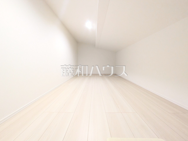1号棟 小屋裏収納 【八王子市小宮町】使い勝手の良い小屋裏収納は、シーズンオフの荷物もたっぷり収納できます。 1号棟 小屋裏収納 【八王子市小宮町】使い勝手の良い小屋裏収納は、シーズンオフの荷物もたっぷり収納できます。