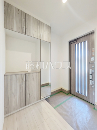 1号棟 玄関ホール 【八王子市小宮町】
自然光を取り入れ明るい空間になるよう設計された玄関です。 1号棟 玄関ホール 【八王子市小宮町】
自然光を取り入れ明るい空間になるよう設計された玄関です。