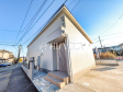 1号棟 外観 【八王子市小宮町】白を基調とした明るめの配色で、柔らかくほっこりとした姿のマイホームです。玄関に暖かみのあるタイルも配し、優しい色使いでコントラストを抑え落ち着きある家を演出しています。 1号棟 外観 【八王子市小宮町】白を基調とした明るめの配色で、柔らかくほっこりとした姿のマイホームです。玄関に暖かみのあるタイルも配し、優しい色使いでコントラストを抑え落ち着きある家を演出しています。