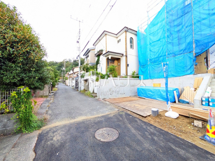 ■接道状況および現場風景■ マイカーを2台所有されているご家庭に嬉しいカースペース2台駐車可(車種による)【日野市程久保2丁目】/撮影日2025/10/18