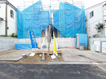 ■現場風景■ スタイリッシュな外観が着々と仕上がっております!現在建築中につき、完成後には確認できなくなる構造部分などがご覧いただけます。完成後の内覧とは違った視点での現地見学が可能です。/撮影日2025/10/18