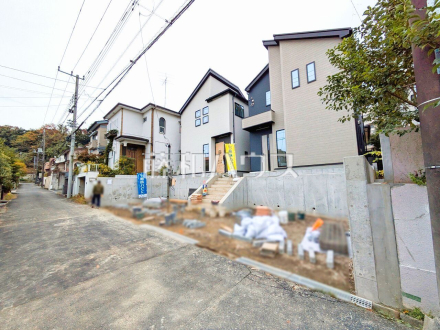 ■接道状況および現場風景■ 周辺は落ち着いた雰囲気の住宅地です。小さなお子様がいるご家庭も安心です。【日野市程久保2丁目】/撮影日2025/10/18
