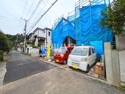 ■接道状況および現場風景■ お探しの物件に出会うためには、早めのご確認をオススメします。未完成の今のうちにぜひお問合せをお待ちしております。【日野市程久保2丁目】/撮影日2025/10/31