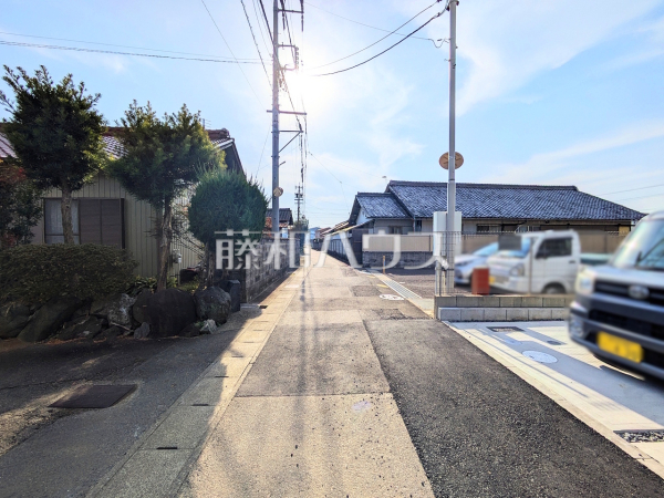 接道状況および現場風景 【小牧市大字小牧原新田】 接道状況および現場風景 【小牧市大字小牧原新田】