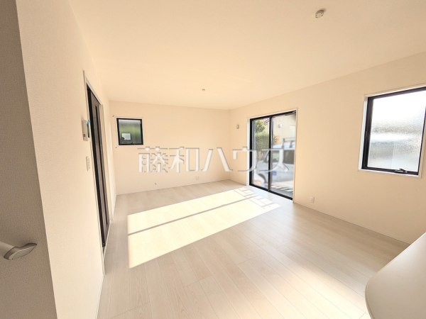 リビング 【小牧市大字小牧原新田】 リビング 【小牧市大字小牧原新田】