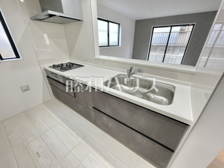 リビングにいるご家族を見渡せる対面キッチン/撮影日2026/02/06