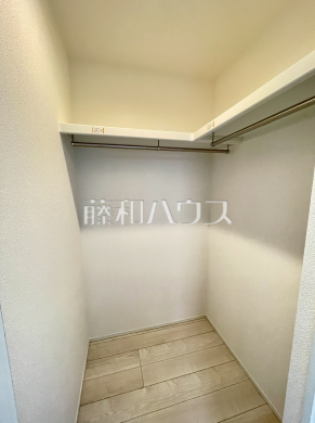 大容量のウォークインクローゼットでお部屋をスッキリきれいに保てます。