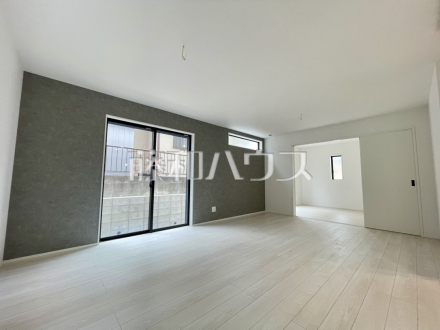 たっぷりの日差しや心地良い風が入る、広々としたリビングが魅力/撮影日2026/02/06