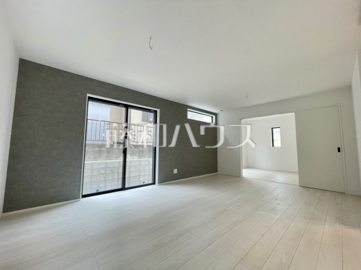 たっぷりの日差しや心地良い風が入る、広々としたリビングが魅力