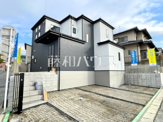 活に溶け込むシンプルなデザインの外観が魅力の新邸です。