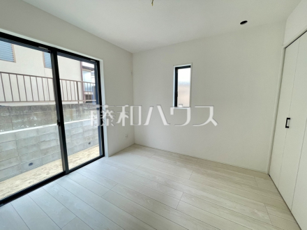 使い勝手のよいリビング横の居室/撮影日2026/02/06