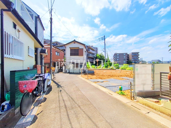 接道状況および現場風景 【富士見市上沢3丁目】
お住まい探しは、家の良し悪しだけでなく周辺環境も重要なポイントです。ぜひ一度お客様の目でご覧ください。 接道状況および現場風景 【富士見市上沢3丁目】
お住まい探しは、家の良し悪しだけでなく周辺環境も重要なポイントです。ぜひ一度お客様の目でご覧ください。