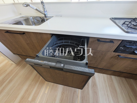 家事の時間を短縮するエコな食洗機 まとめ洗いができ、乾燥まで行ってくれる食器洗い乾燥機で食事の後片付けが楽になります。/撮影日2025/11/01