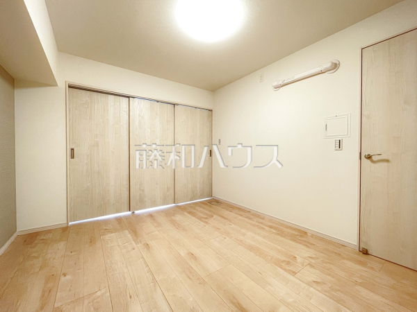 居室 【ザ・スクエア・マンション】リビングの隣に配置した洋室は、独立した部屋や客間として使えるほか、引き戸を開ければリビングの一部として広々空間で利用できます。 居室 【ザ・スクエア・マンション】リビングの隣に配置した洋室は、独立した部屋や客間として使えるほか、引き戸を開ければリビングの一部として広々空間で利用できます。