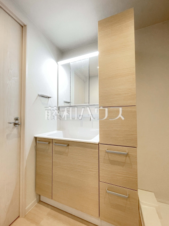 洗面室 【ザ・スクエア・マンション】 三面鏡付きの洗面台。鏡の裏にも収納があり、歯ブラシや化粧品等もすっきり収納できます。 洗面室 【ザ・スクエア・マンション】 三面鏡付きの洗面台。鏡の裏にも収納があり、歯ブラシや化粧品等もすっきり収納できます。