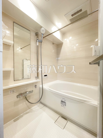 浴室 【ザ・スクエア・マンション】 浴室は換気・乾燥・暖房機付きで、入浴前も入浴後も快適です。 浴室 【ザ・スクエア・マンション】 浴室は換気・乾燥・暖房機付きで、入浴前も入浴後も快適です。