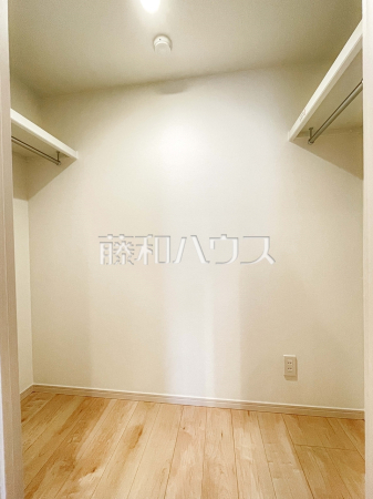 収納 【ザ・スクエア・マンション】 ウォークインクローゼットは、画像を見るのと実際に見るのとでは大きさ、広さの感覚が違います。是非、ご自身の目でお確かめくださいませ。 収納 【ザ・スクエア・マンション】 ウォークインクローゼットは、画像を見るのと実際に見るのとでは大きさ、広さの感覚が違います。是非、ご自身の目でお確かめくださいませ。