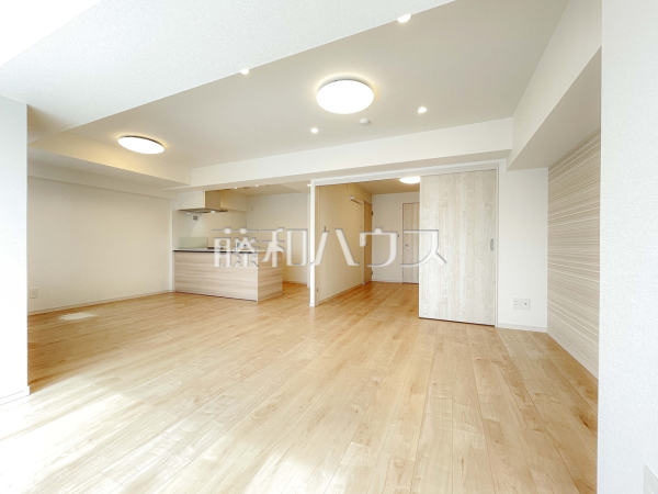 リビング 【ザ・スクエア・マンション】最上階のため、日当たり・通風良好な環境です。ぜひ現地でその明るさをご体感ください♪ リビング 【ザ・スクエア・マンション】最上階のため、日当たり・通風良好な環境です。ぜひ現地でその明るさをご体感ください♪