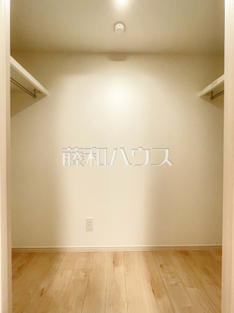 収納 【ザ・スクエア・マンション】 ウォークインクローゼットには衣類はもとより、キャリーケース等の大物や衣装ケースなども収まりお家がスッキリ! 収納 【ザ・スクエア・マンション】 ウォークインクローゼットには衣類はもとより、キャリーケース等の大物や衣装ケースなども収まりお家がスッキリ!