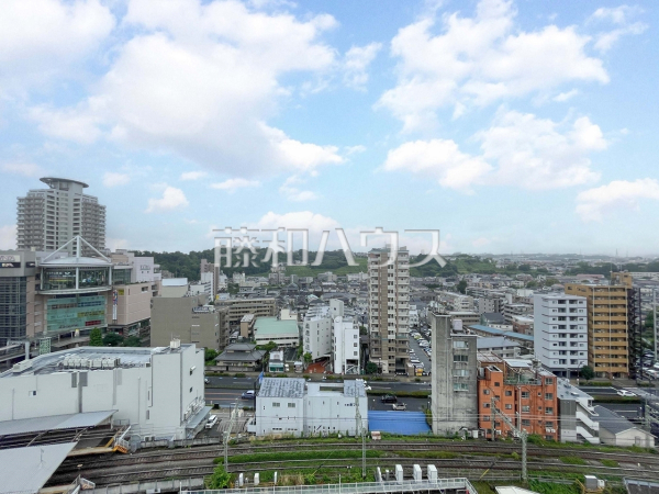 バルコニー 【ザ・スクエア・マンション】最上階に住まう方だけが堪能できる景色です。四季折々の木々や日差しが降り注ぐ『我が家の庭園』となる絶景をぜひご覧ください。 バルコニー 【ザ・スクエア・マンション】最上階に住まう方だけが堪能できる景色です。四季折々の木々や日差しが降り注ぐ『我が家の庭園』となる絶景をぜひご覧ください。