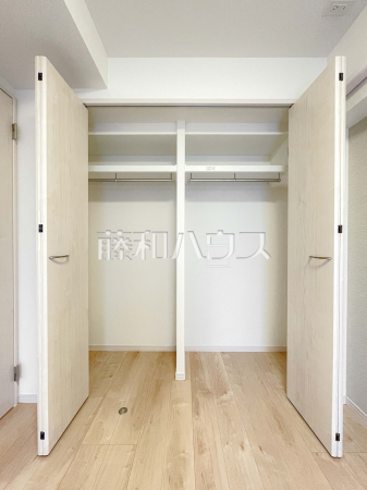 収納 【ザ・スクエア・マンション】 枕棚とハンガーパイプで効率良く、たくさん収納できるクローゼット!お部屋をきれいに保てそうですね。 収納 【ザ・スクエア・マンション】 枕棚とハンガーパイプで効率良く、たくさん収納できるクローゼット!お部屋をきれいに保てそうですね。