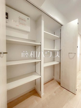 収納 【ザ・スクエア・マンション】 洗面室にはバスタオルや洗面具などをきれいに整理できる便利な棚を設置しました。 収納 【ザ・スクエア・マンション】 洗面室にはバスタオルや洗面具などをきれいに整理できる便利な棚を設置しました。