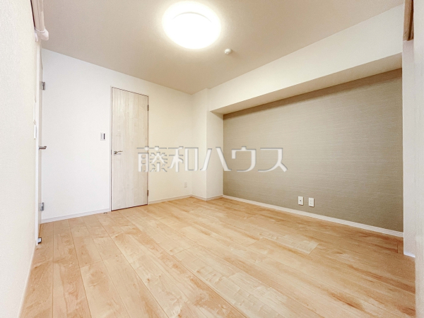 居室 【ザ・スクエア・マンション】 LDKとつながる使い勝手のよい6帖居室。 居室 【ザ・スクエア・マンション】 LDKとつながる使い勝手のよい6帖居室。