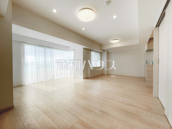 折り上げ天井は通常の天井と比べて立体感が出るため、空間全体をスタイリッシュに見せる効果があります。家族が過ごすリビングに折り上げ天井を取り入れる事で、より広く開放感のある空間を演出する事ができます。 折り上げ天井は通常の天井と比べて立体感が出るため、空間全体をスタイリッシュに見せる効果があります。家族が過ごすリビングに折り上げ天井を取り入れる事で、より広く開放感のある空間を演出する事ができます。