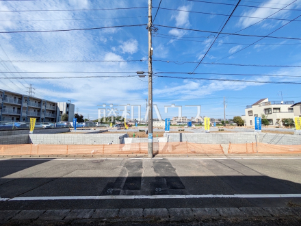 現地写真 【日野市平山4丁目】
視界いっぱいに広がる青空から、陽光が降り注ぎます。家々をそっと飾るように添えられた植栽が光を浴び、子供たちの成長とともにご家族の幸せを願い育っていくことでしょう。 /撮影日2025/10/18