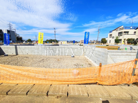 11号地 現地写真 南道路で、さらに南側にカースペースがあり日当たり良好です。並列2台駐車可能なカースペース(車種による)は、車を置かない際には自転車を置いたり、フリースペースとしても有効活用できます。/撮影日2025/10/18