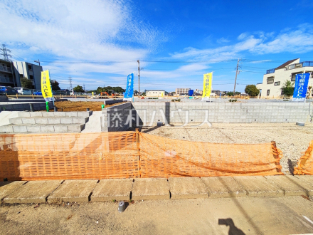 12号地 現地写真 【日野市平山4丁目】道路面よりやや高い位置で建築しているため、1階でも人の目線が気になることはありません。/撮影日2025/10/18