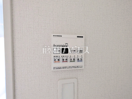 14号棟 浴室換気乾燥機リモコン 【三鷹市大沢2丁目】 雨の日の強い味方!浴室換気乾燥機付きユニットバスで洗濯物が乾かせます。
/撮影日2026/05/10