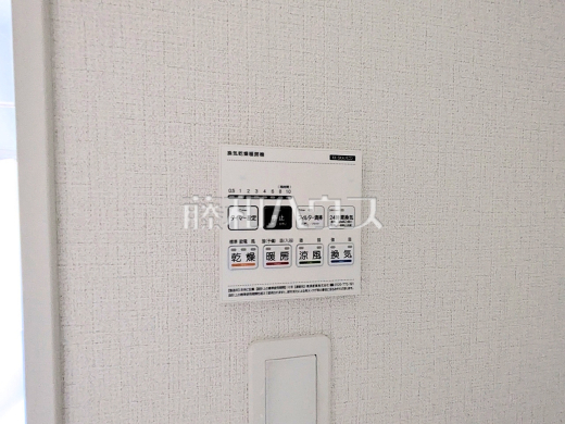 14号棟 浴室換気乾燥機リモコン 【三鷹市大沢2丁目】 雨の日の強い味方!浴室換気乾燥機付きユニットバスで洗濯物が乾かせます。