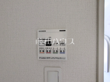 15号棟 浴室換気乾燥機リモコン 【三鷹市大沢2丁目】 雨の日の強い味方!浴室換気乾燥機付きユニットバスで洗濯物が乾かせます。
/撮影日2026/05/10