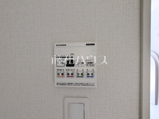 15号棟 浴室換気乾燥機リモコン 【三鷹市大沢2丁目】 雨の日の強い味方!浴室換気乾燥機付きユニットバスで洗濯物が乾かせます。