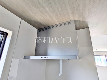 17号棟 レンジフード 【三鷹市大沢2丁目】 お手入れのしやすいレンジフードは見た目もスッキリしていて、料理時の油煙やニオイを効率的に外に出せます。/撮影日2026/05/17