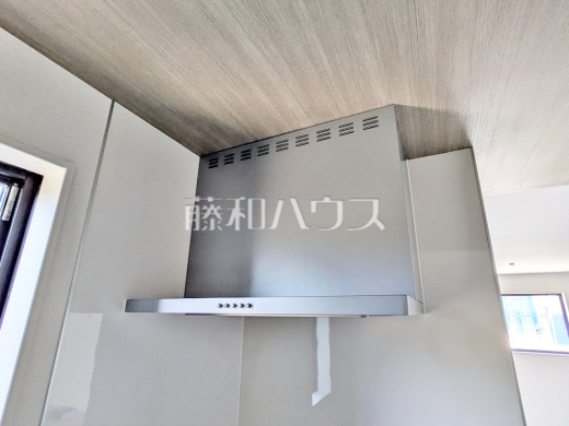 17号棟 レンジフード 【三鷹市大沢2丁目】 お手入れのしやすいレンジフードは見た目もスッキリしていて、料理時の油煙やニオイを効率的に外に出せます。