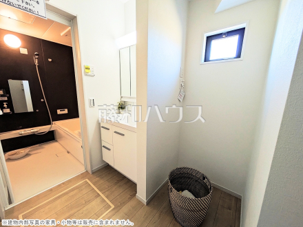 3号棟 洗面室に窓があるだけで換気もできてカビ対策にもなるので嬉しいですね。 【志木市中宗岡5丁目】/撮影日2026/03/01