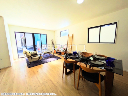 3号棟 大きなソファーを置いても圧迫感がない約17.2帖の広々LDK 【志木市中宗岡5丁目】/撮影日2026/03/01