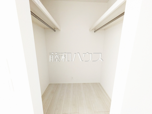 収納力豊富なウォークインクローゼットで、バッグや小物類も片付きます。 【志木市中宗岡3丁目】 収納力豊富なウォークインクローゼットで、バッグや小物類も片付きます。 【志木市中宗岡3丁目】