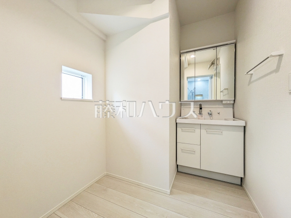 三面鏡付きの洗面台。鏡の裏にも収納があり、歯ブラシや化粧品等もすっきり収納できます。 【志木市中宗岡3丁目】 三面鏡付きの洗面台。鏡の裏にも収納があり、歯ブラシや化粧品等もすっきり収納できます。 【志木市中宗岡3丁目】