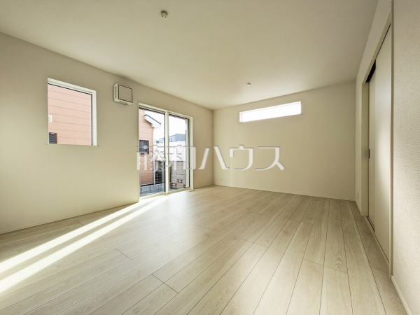 白を基調としたクロスになっているため、お部屋がより広く明るく感じます。窓からの光も取り込みます。 【志木市中宗岡3丁目】 白を基調としたクロスになっているため、お部屋がより広く明るく感じます。窓からの光も取り込みます。 【志木市中宗岡3丁目】