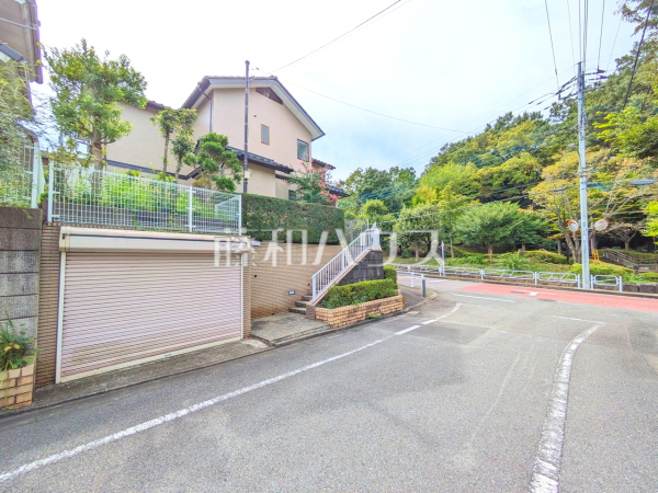 接道状況および現場風景 【八王子市南大沢4丁目】周辺環境はもちろん、日当たりや設備仕様など、ご自身の目でお確かめください! 接道状況および現場風景 【八王子市南大沢4丁目】周辺環境はもちろん、日当たりや設備仕様など、ご自身の目でお確かめください!