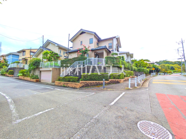 接道状況および現場風景 【八王子市南大沢4丁目】お住まい探しは、家の良し悪しだけでなく周辺環境も重要なポイントです。ぜひ一度お客様の目でご覧ください。 接道状況および現場風景 【八王子市南大沢4丁目】お住まい探しは、家の良し悪しだけでなく周辺環境も重要なポイントです。ぜひ一度お客様の目でご覧ください。