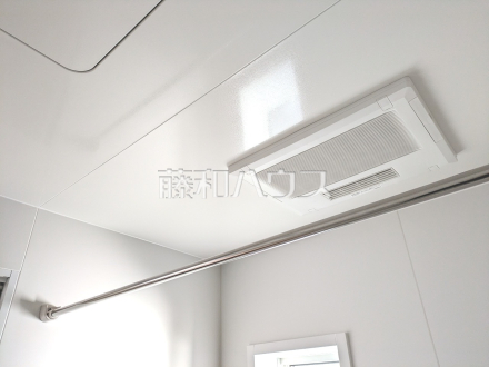 1号棟 浴室乾燥機 【小平市上水南町2丁目】 幼い子供がいると汚れものが多く、いつでも洗濯物を干せるのが嬉しい浴室換気乾燥機!/撮影日2025/12/19