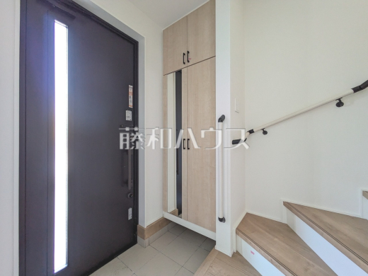 1号棟 玄関 自然光を取り入れ明るい空間になるよう設計された玄関です。 【小平市上水南町2丁目】