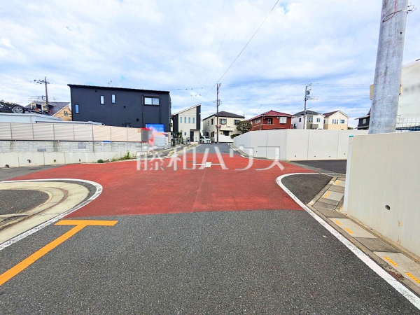 接道状況および現場風景 【和光市白子3丁目】
前面道路6mなので、運転が少し苦手な方でも運転・駐車がしやすそうですね。 接道状況および現場風景 【和光市白子3丁目】
前面道路6mなので、運転が少し苦手な方でも運転・駐車がしやすそうですね。