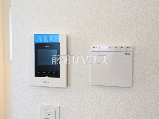 3号棟 TVモニター付きインターホン・床暖房 【国立市西2丁目】 訪問者がわかるTVモニター付インターホンは、お子様のお留守番にも活躍するかも?!/空気を汚さず暖かい床暖房