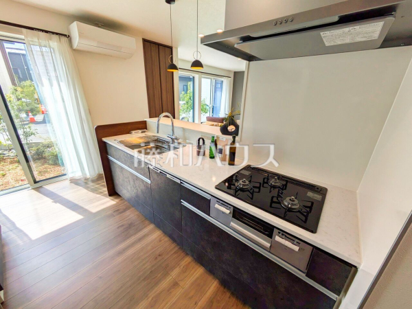 1号棟 対面式のカウンターキッチンは、いつでもご家族を感じられる空間作りの重要ポイントになりそうです。 【東久留米市南沢4丁目】 1号棟 対面式のカウンターキッチンは、いつでもご家族を感じられる空間作りの重要ポイントになりそうです。 【東久留米市南沢4丁目】